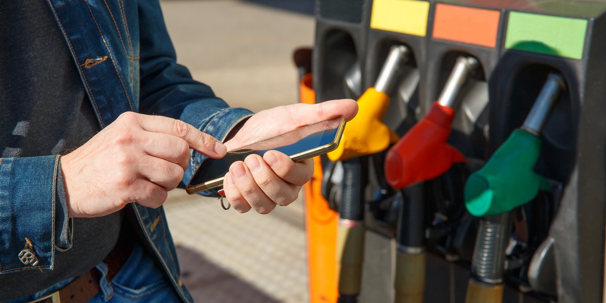 Aplikacja dla kierowc&oacute;w. Zdjęcie ilustracyjne