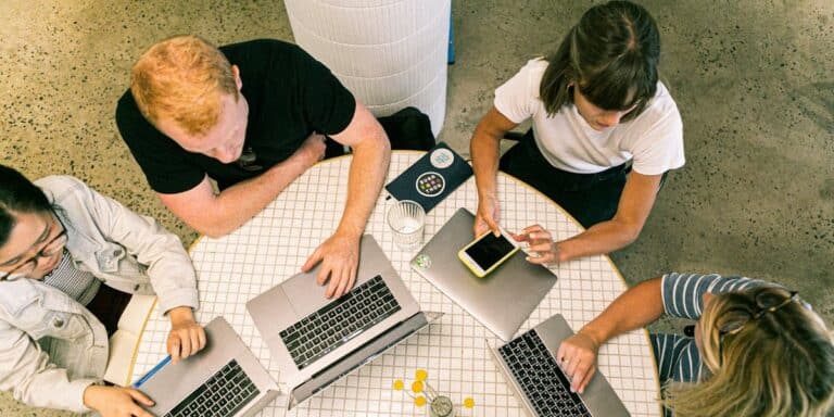 Pierwsza praca w IT w 2026: Na co postawić, by wystartować z sukcesem?