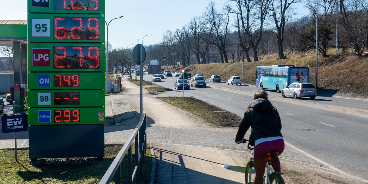 Ceny paliw na stacjach szybko rosną. Czy rząd powinien interweniować?