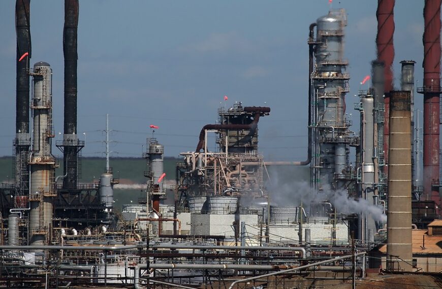 Giganci naftowi zbliżają się do um&oacute;w z Wenezuelą, otwierając drogę do realizacji planu Trumpa