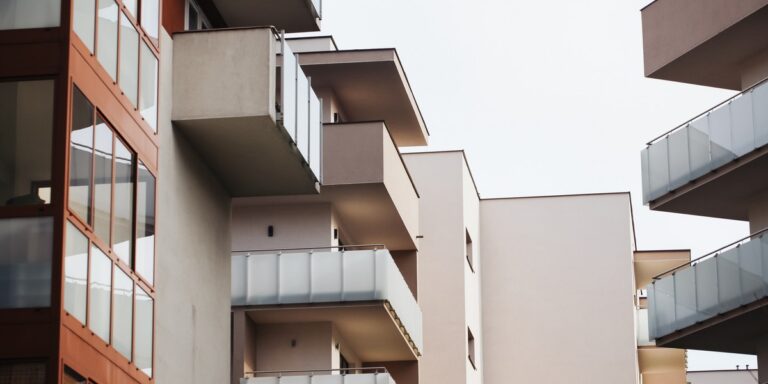 UOKiK wkracza do akcji: Deweloperzy grozili klientom pismami?