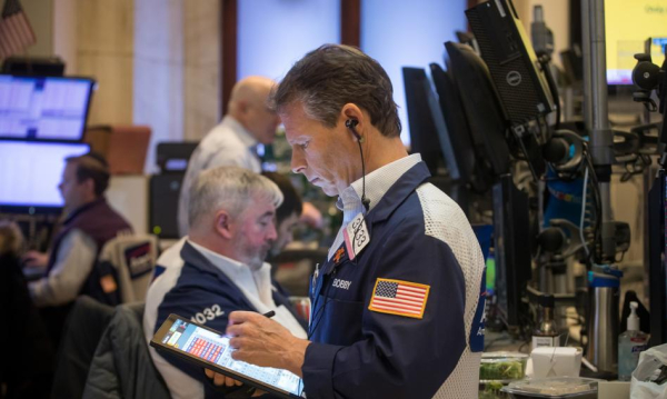 Wall Street waha się: Sprawdź, co dziś kieruje giełdowymi nastrojami