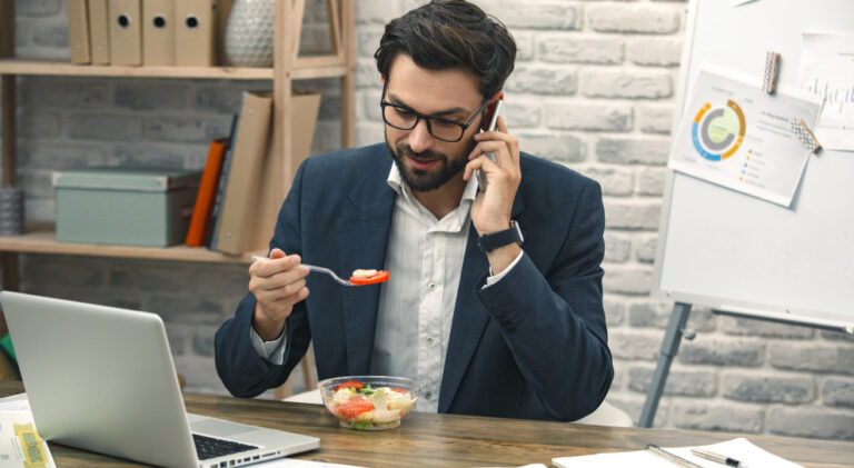 Prawie połowa Polaków rezygnuje z przerwy na lunch – poznaj powody