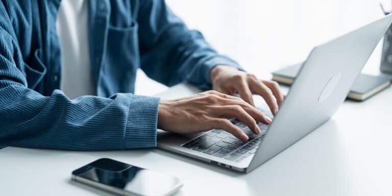 TOP laptopy 2024: Macbook, Lenovo i Dell – poznaj zwycięzcę w teście baterii i mocy