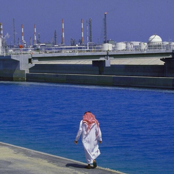 Rafinerie na Bliskim Wschodzie wstrzymują produkcję&hellip;