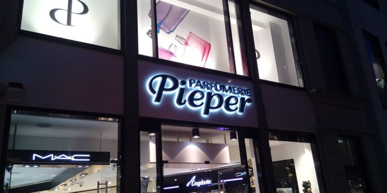 Niemiecki perfumeryjny gigant bankrutuje. Koniec pewnej 100-letniej ery Niemiecki perfumeryjny gigant bankrutuje. Koniec pewnej 100-letniej ery