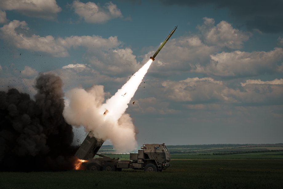 Z wyrzutni HIMARS USA wystrzeliły w Iran nowy pocisk PrSM (ang. Precision Strike Missile). Na grafice HIMARS w Ukrainie