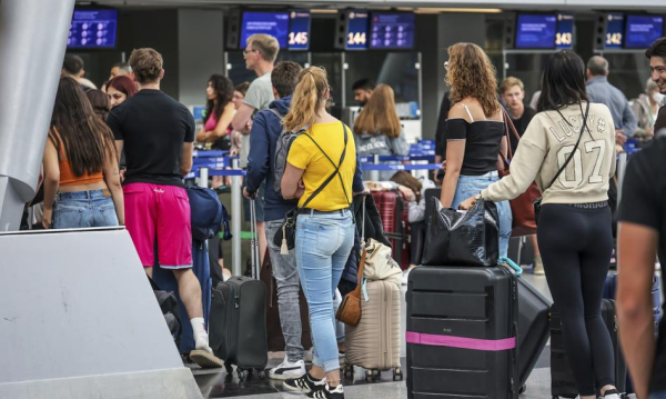 Przewoźnicy odwołują loty: Jak turyści uratują swoje wakacje?