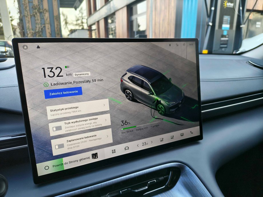 Odkryj Geely E5: Zobacz, jak wypada odświeżony chiński elektryk po zmianach 32 Geely w trybie ładowania