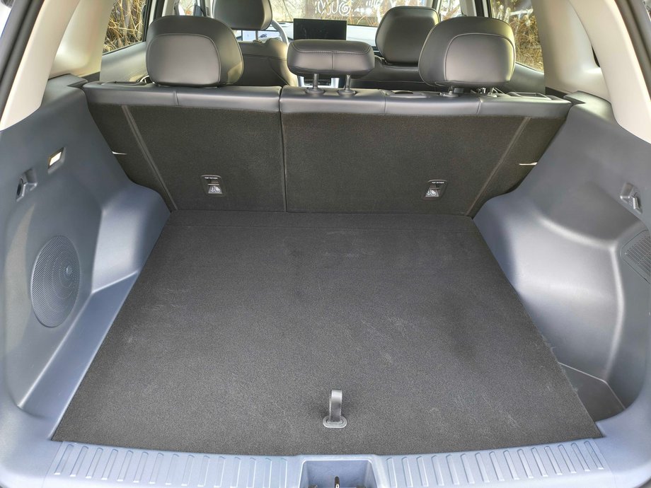 Odkryj Geely E5: Zobacz, jak wypada odświeżony chiński elektryk po zmianach 29 Plastiki w bagażniku nawet kolorem nie pasują do reszty auta. Nie ma w nim też żadnej rolety ani półki