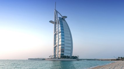 Luksusowa wizyt&oacute;wka Dubaju zamknięta na p&oacute;łtora roku. Wcześniej trafił w nią irański dron