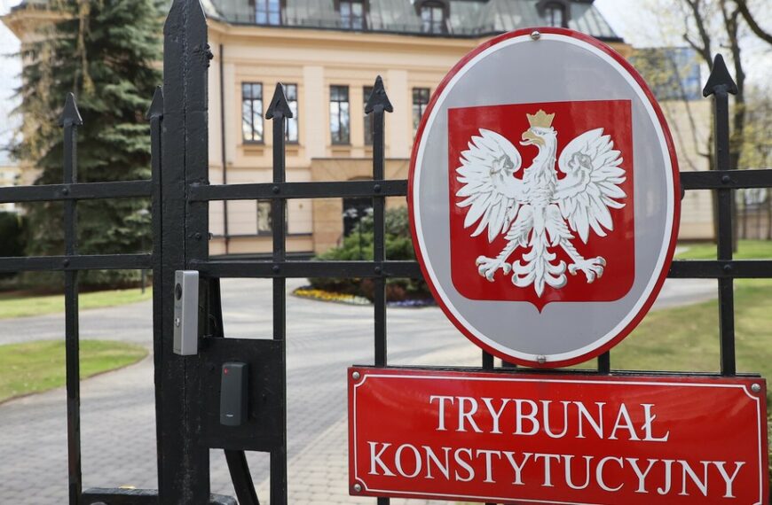 Trybunał Konstytucyjny: Czterech sędzi&oacute;w bez pensji, budżet wstrzymany