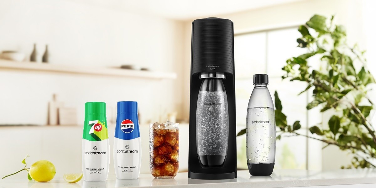 Idealny zestaw na święta: ekspres SodaStream z butelkami i syropami