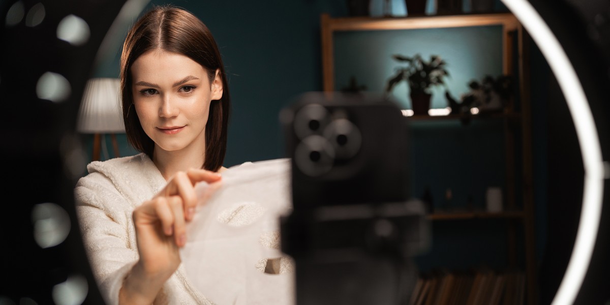  Stosowanie szerokiego zestawu kosmetyk&oacute;w przez dzieci może mieć negatywny wpływ na ich zdrowie