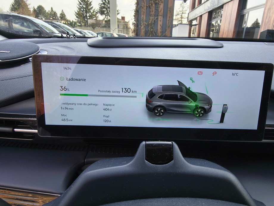 Odkryj Geely E5: Zobacz, jak wypada odświeżony chiński elektryk po zmianach 31 Geely w trybie ładowania