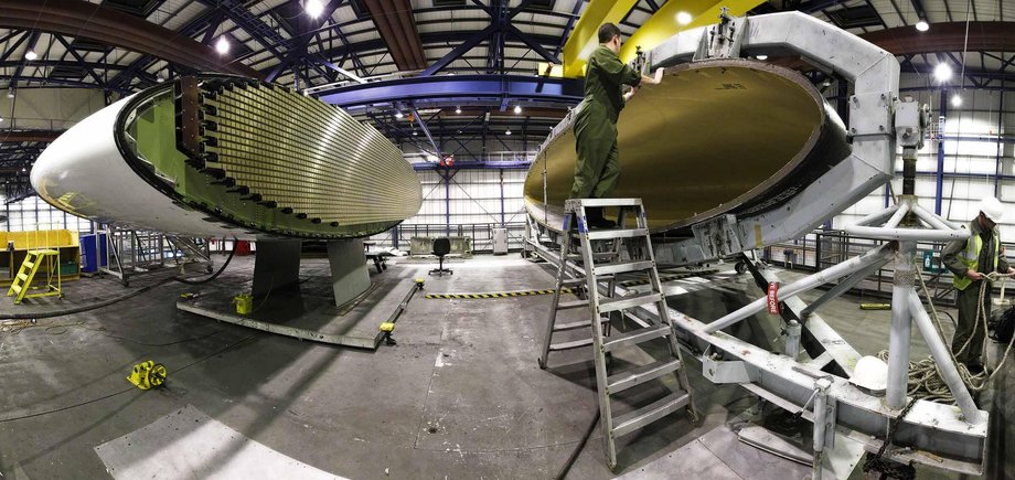 Boeing E3G Sentry - wnętrze kopuły i widoczny radar AN/APY-2