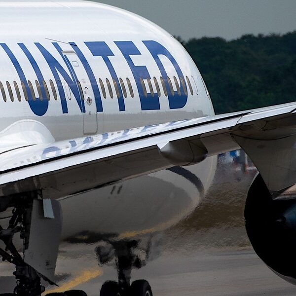 Gigant lotniczy ostrzega: Ceny ropy wymuszą drastyczne cięcia tras