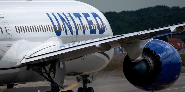 Gigant lotniczy ostrzega: Ceny ropy wymuszą drastyczne cięcia tras