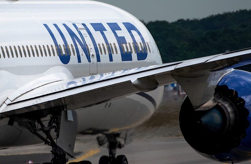 Gigant lotniczy ostrzega: Ceny ropy wymuszą drastyczne cięcia tras