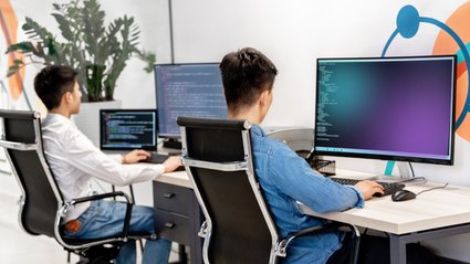 AI nie zastąpi programist&oacute;w. Zmieni jednak to, kto będzie naprawdę potrzebny w IT