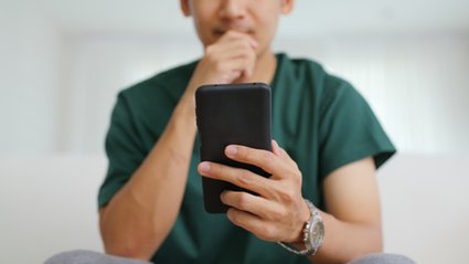 Dlaczego bateria w telefonie szybko się rozładowuje? Najczęstsze przyczyny