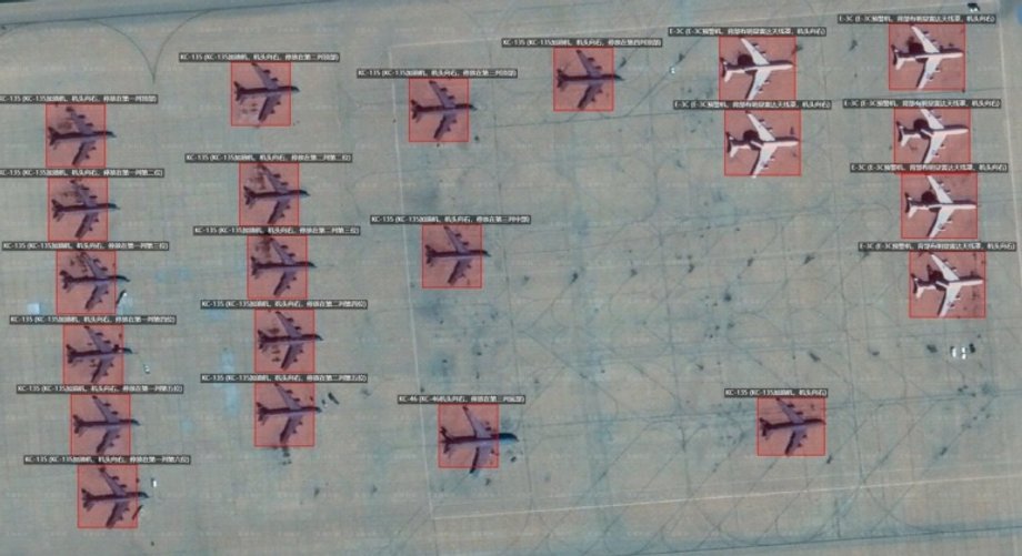 Boeing E-3 Sentry (po prawej) i Boeing KC-135 Stratotanker w bazie lotniczej Prince Sultan w lutym 2026 r