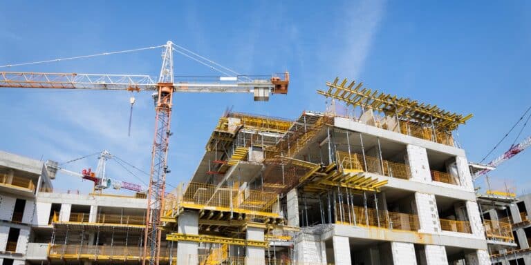 Nowe przepisy podbijają ceny nieruchomości – sprawdź, co się zmienia w budownictwie