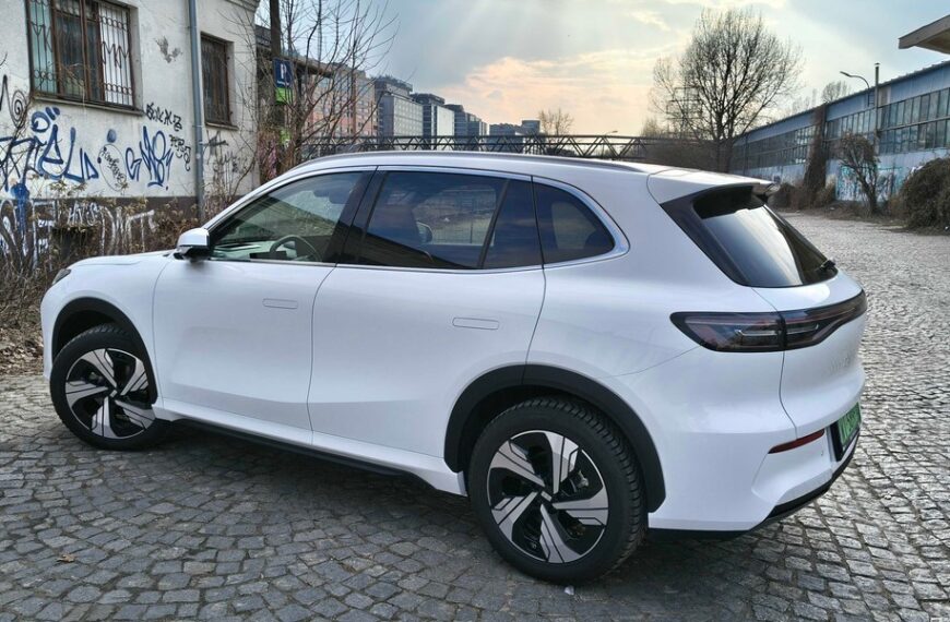 Główna 33 Odkryj Geely E5: Zobacz, jak wypada odświeżony chiński elektryk po zmianach