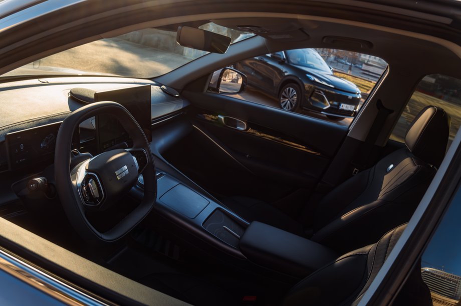 Odkryj Geely E5: Zobacz, jak wypada odświeżony chiński elektryk po zmianach 24 Spłaszczona kierownica nie przypadła mi do gustu przy manewrowaniu na parkingu