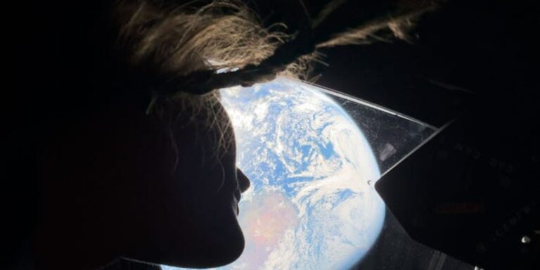 Artemis II: NASA rozpoczyna misję ku Księżycowi z rekordowym okrążeniem i historycznymi momentami