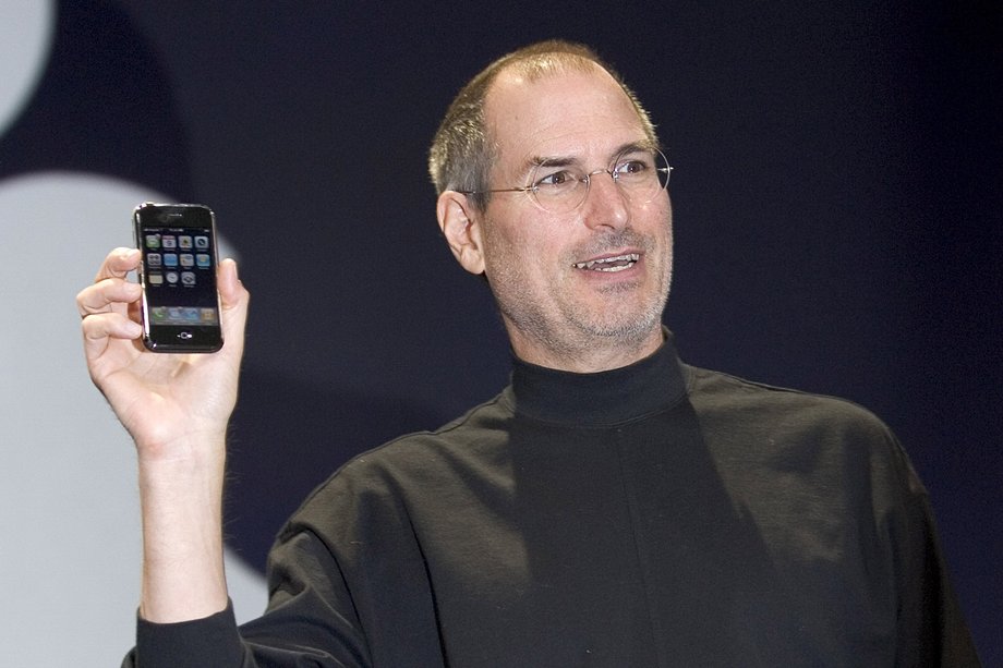 Steve Jobs z iPhone pierwszej generacji, styczeń 2007 r.