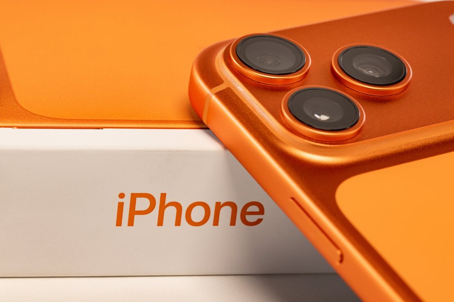 Pomarańczowa wersja iPhone'a 17 Pro cieszyła się dużą popularnością.