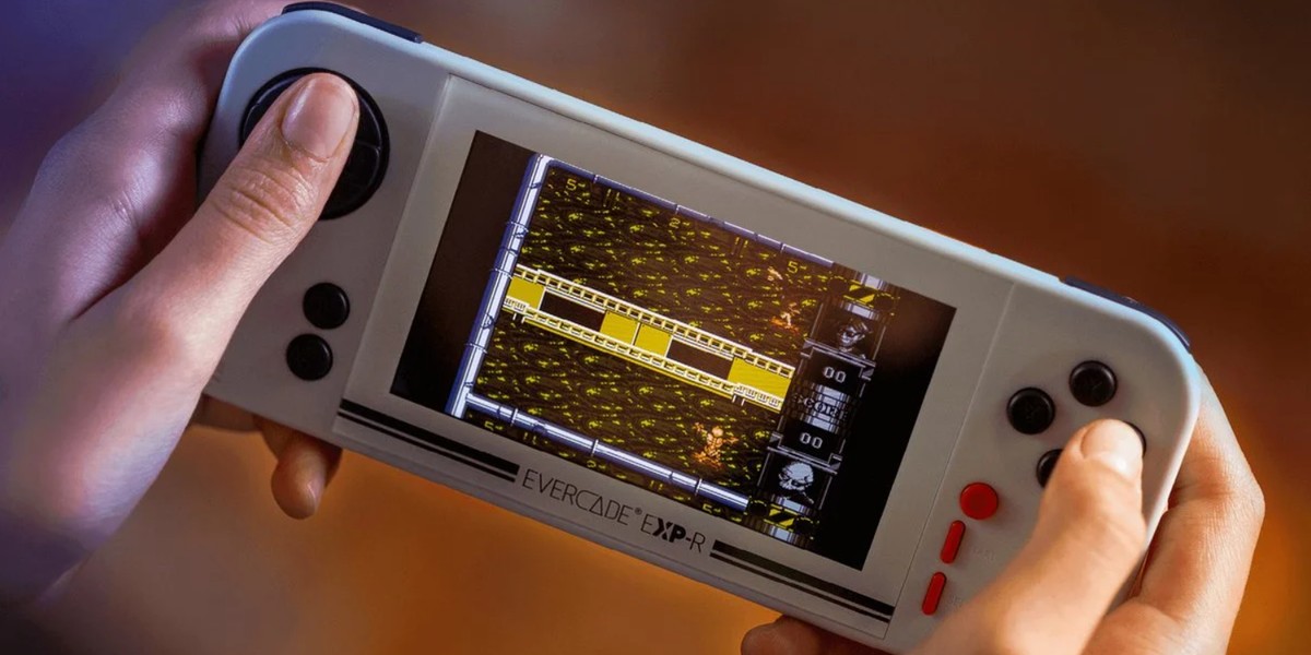 Tania konsola Evercade na kartridże: legenda, kt&oacute;ra zabierze cię w podr&oacute;ż w czasie