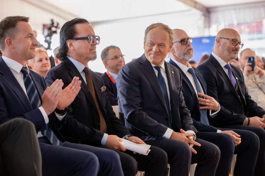 Od lewej: rzecznik rządu Adam Szłapka, minister aktyw&oacute;w państwowych Wojciech Balczun, premier Donald Tusk, prezes zarządu Enea Grzegorz Kinelski i prezes Apator Maciej Wyczesany podczas inauguracji projektu &bdquo;Local content. Z korzyścią dla Polski&rdquo; w siedzibie Apator S.A. w Łysomicach koło Torunia, 9 kwietnia 2026