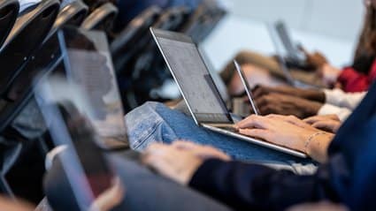 Uczę na Harvardzie i zachęcam student&oacute;w do korzystania z AI przy każdym zadaniu. Muszą za to przestrzegać moich zasad