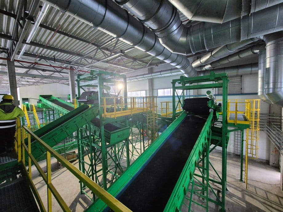 Wnętrze zakładu oczyszczania odpad&oacute;w we Lwowie