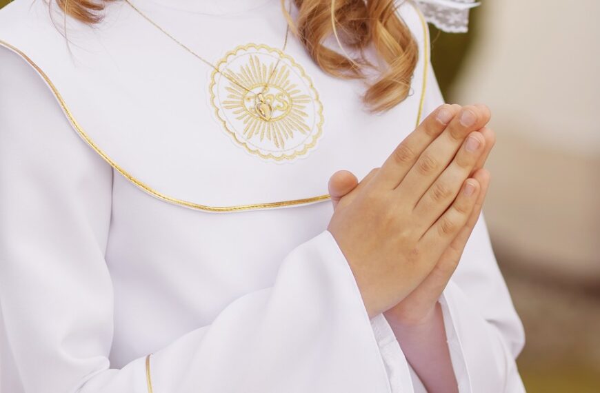 Pierwsza komunia: Zrozum zasady dotyczące prezent&oacute;w pieniężnych dla dziecka