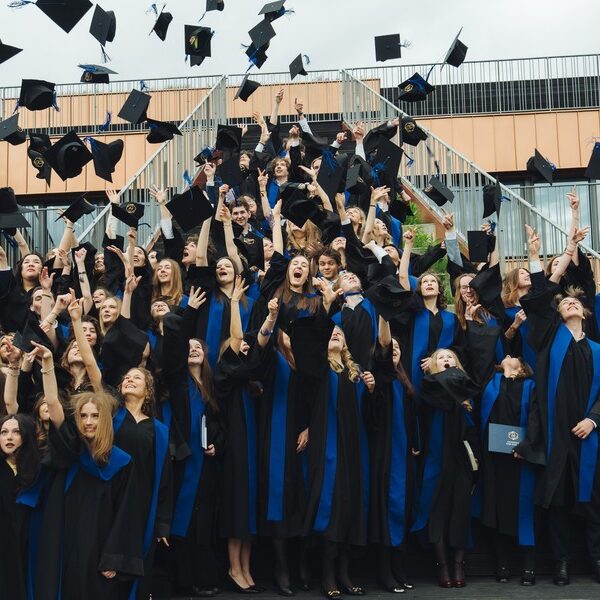 Główna 35 Akademeia High School Warszawa: Klucz do globalnych studiów marzeń