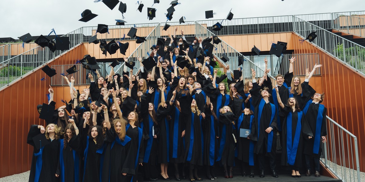 W Akademeia uczy się młodzież z ponad trzydziestu kraj&oacute;w, a zajęcia prowadzi ponad siedemdziesięciu nauczycieli pochodzących z siedemnastu państw. 