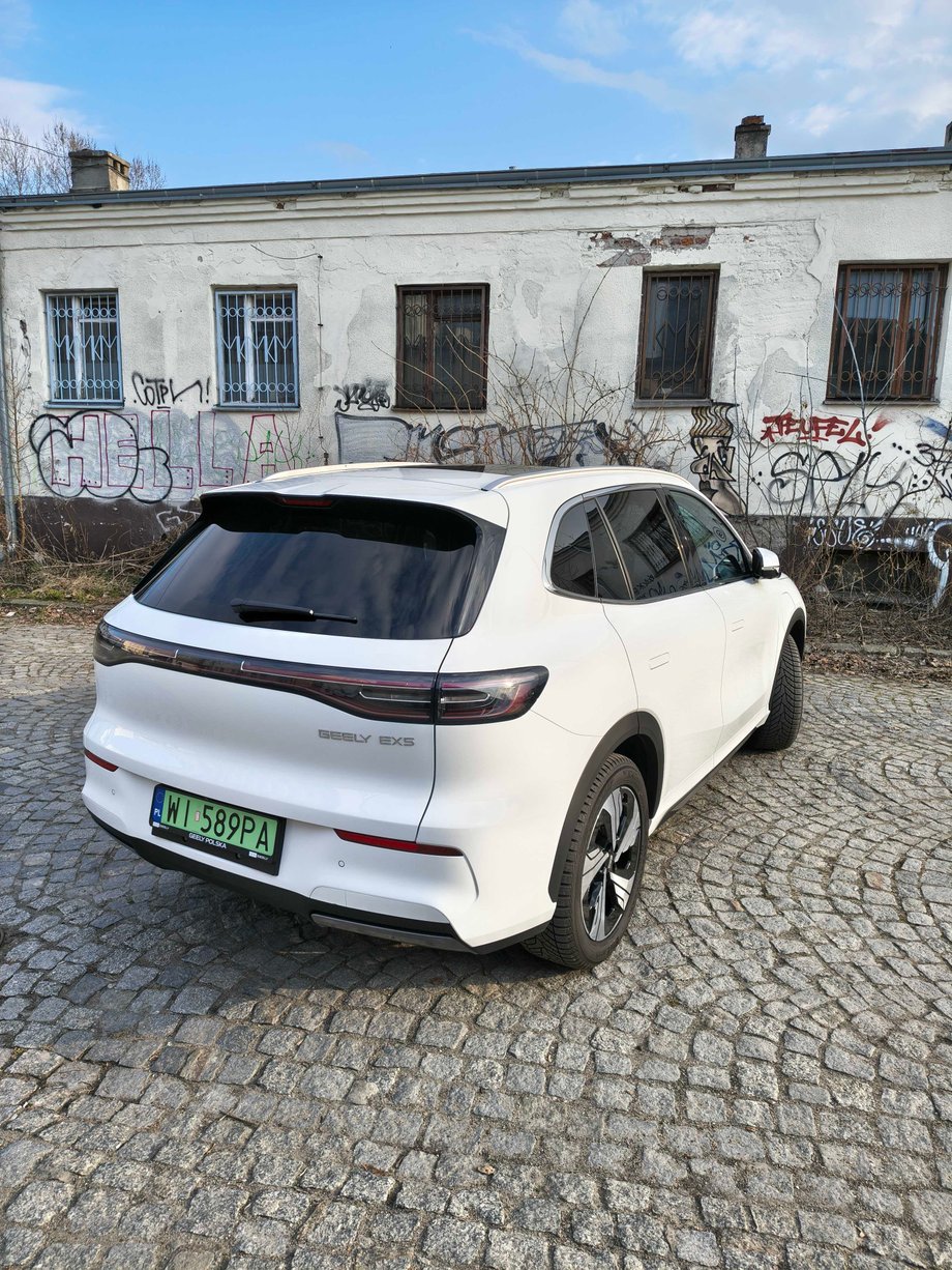Odkryj Geely E5: Zobacz, jak wypada odświeżony chiński elektryk po zmianach 18 Tył Geely E5 przypadł mi do gustu