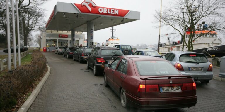 Niemcy tankują nad Wisłą: Dlaczego polskie stacje przyciągają kierowców zza Odry?