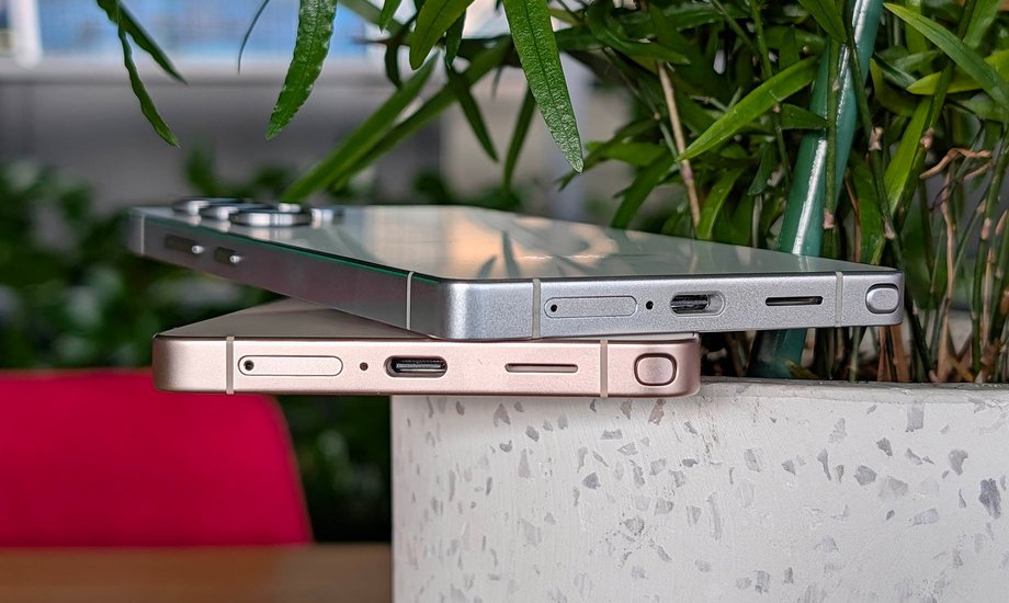 Tytan w Galaxy S25 Ultra (na g&oacute;rze) vs aluminium w Galaxy S26 Ultra. Na zdjęciu widać też niesymetryczne wykończenie rysika, kt&oacute;re wymaga odpowiedniego ułożenia w obudowie