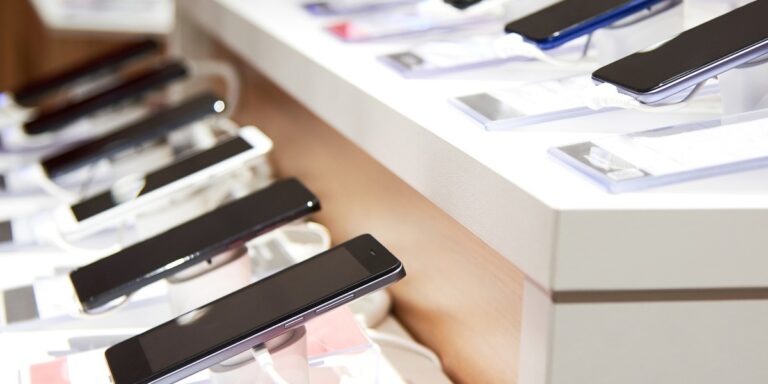Wybierasz smartfon do 1000 zł? Poznaj kluczowe triki, które ochronią Twój portfel.