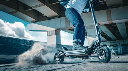 Hulajnoga elektryczna Predator: od razu dokup do niej porządny kask