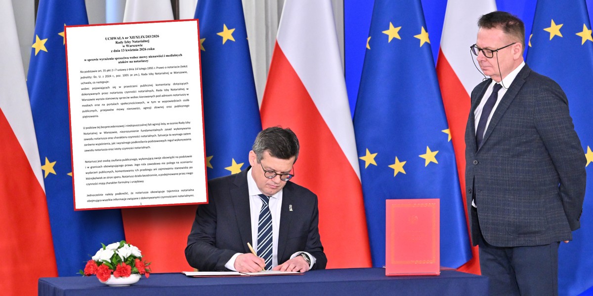 Sędzia Krystian Markiewicz podpisuje ślubowanie w obecności notariusza