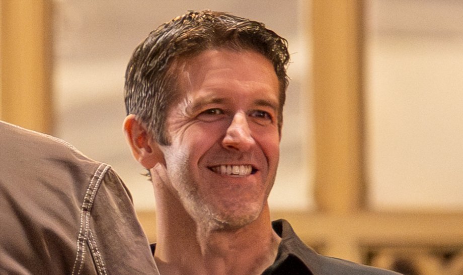 John Ternus typowany jest na nowego CEO Apple pod odejściu Tima Cooka