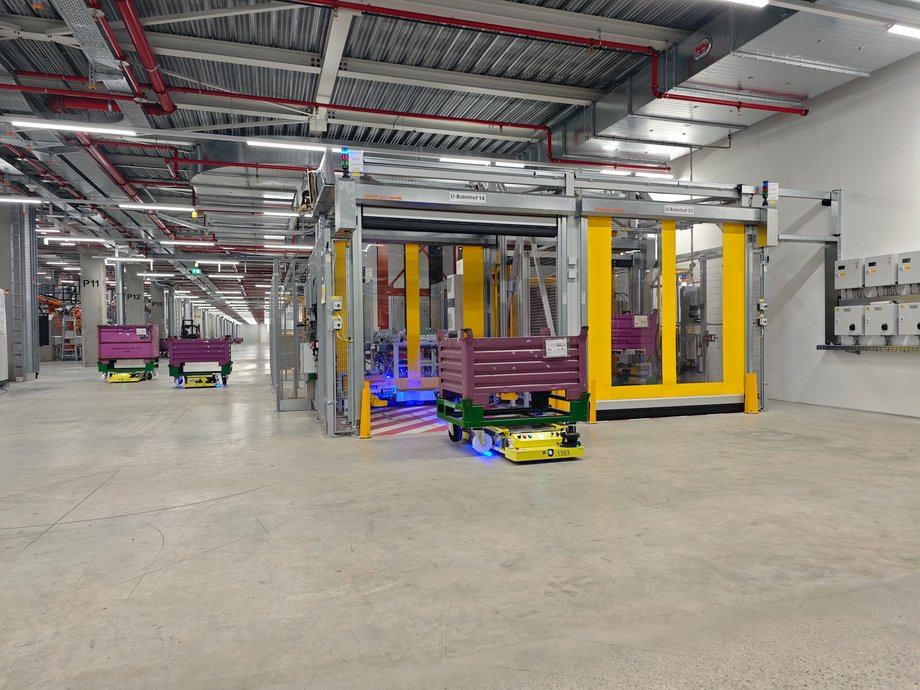 W fabryce działają nie tylko duże roboty, ale też te mniejsze, kt&oacute;re zajmują się dostarczaniem mniejszych element&oacute;w na linie produkcyjne