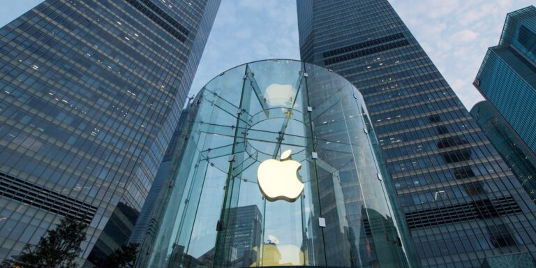 MacBooki wygrywają z Windows: firmy uciekają od frustracji do jabłkowej stabilności
