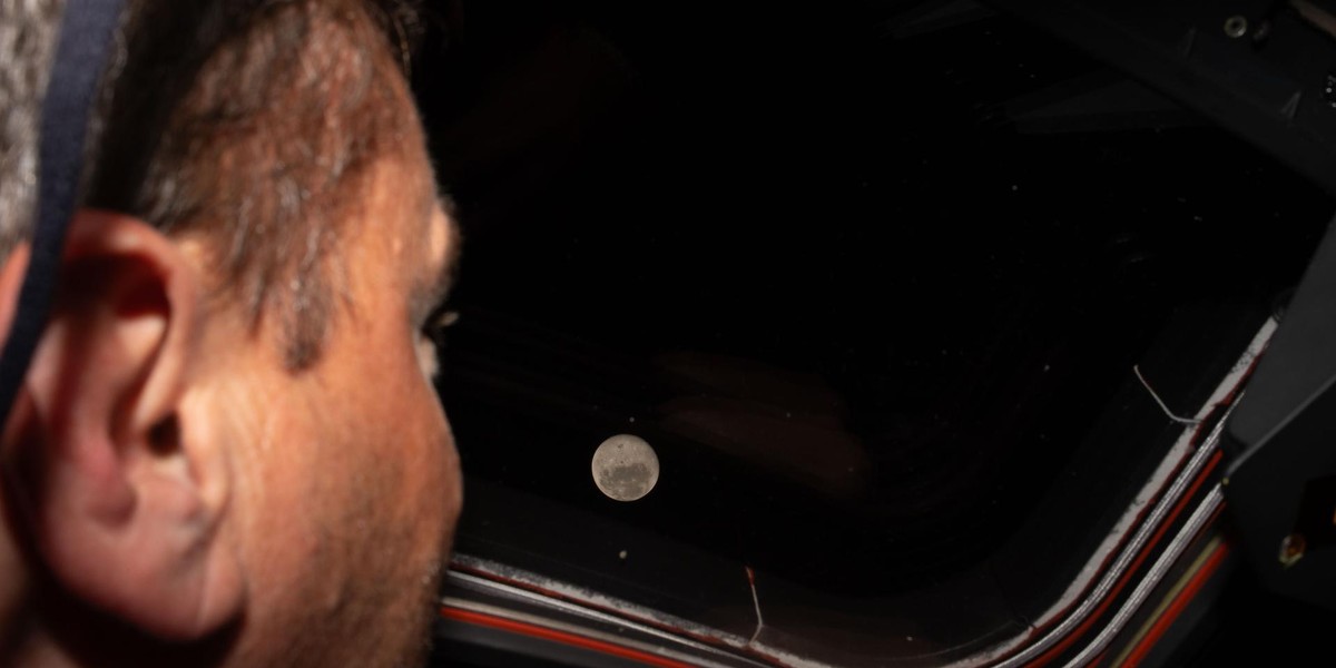 Artemis II: Zbliżenie z Księżycem, jakiego jeszcze nie było 6 Reid Wiseman patrzy na niewidziane z Ziemi fragmenty Księżyca