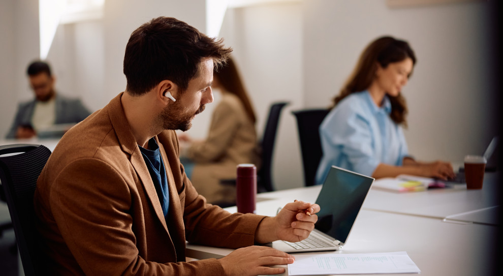 Praca hybrydowa 2026: Odkryj nowy wymiar elastyczności i efektywności 4